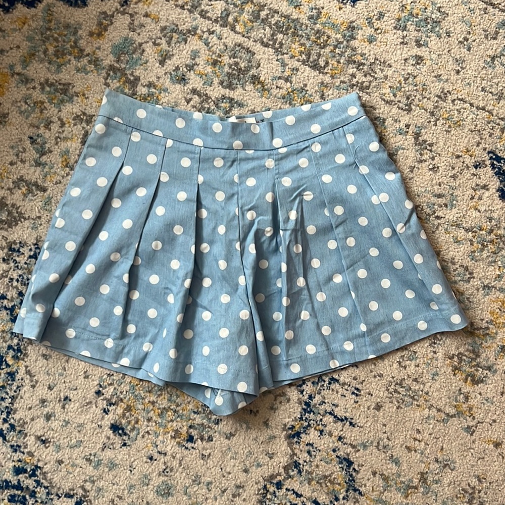 Pleated light blue polka dot shorts